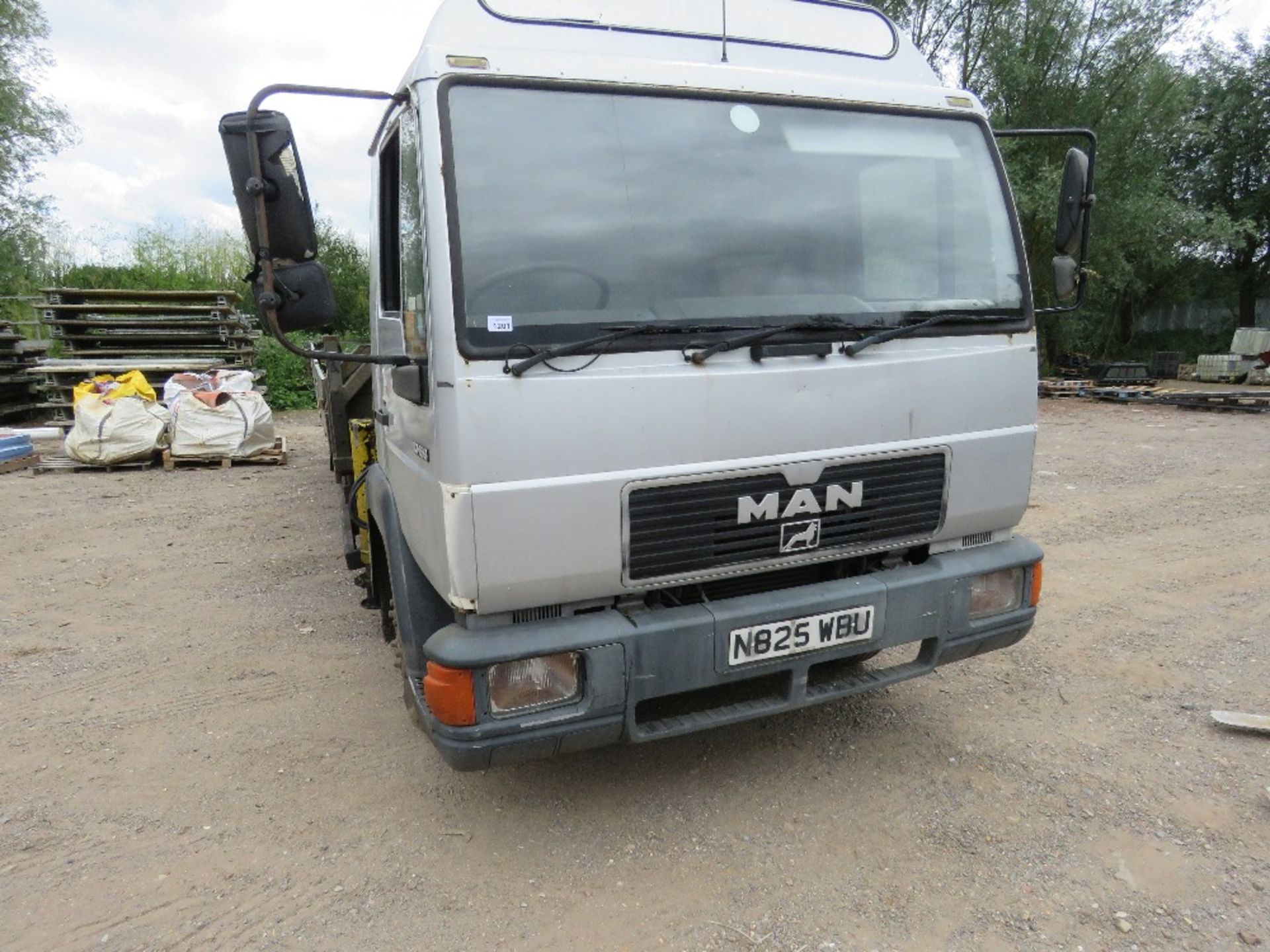 MAN 10-153 FLAT BED LORRY WITH HIAB CRANE REG:N825 WBU. 22FT BED APPROX. MANUAL GEARBOX. WHEN TESTE - Image 2 of 20