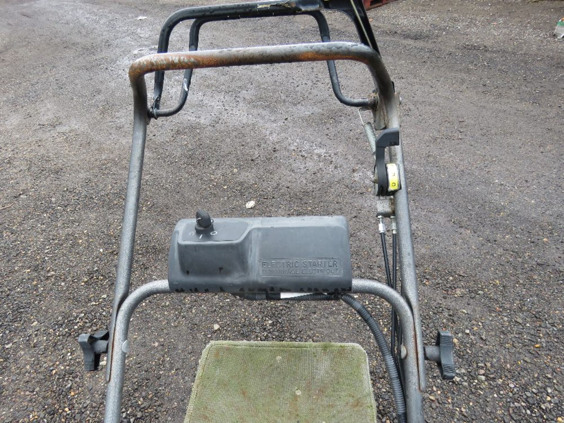 HONDA ELECTRIC START ROLLER MOWER WITH COLLECTOR. SEEN TO RUN BUT DRIVE WEAK/FAULTY. THIS LOT IS - Image 5 of 5