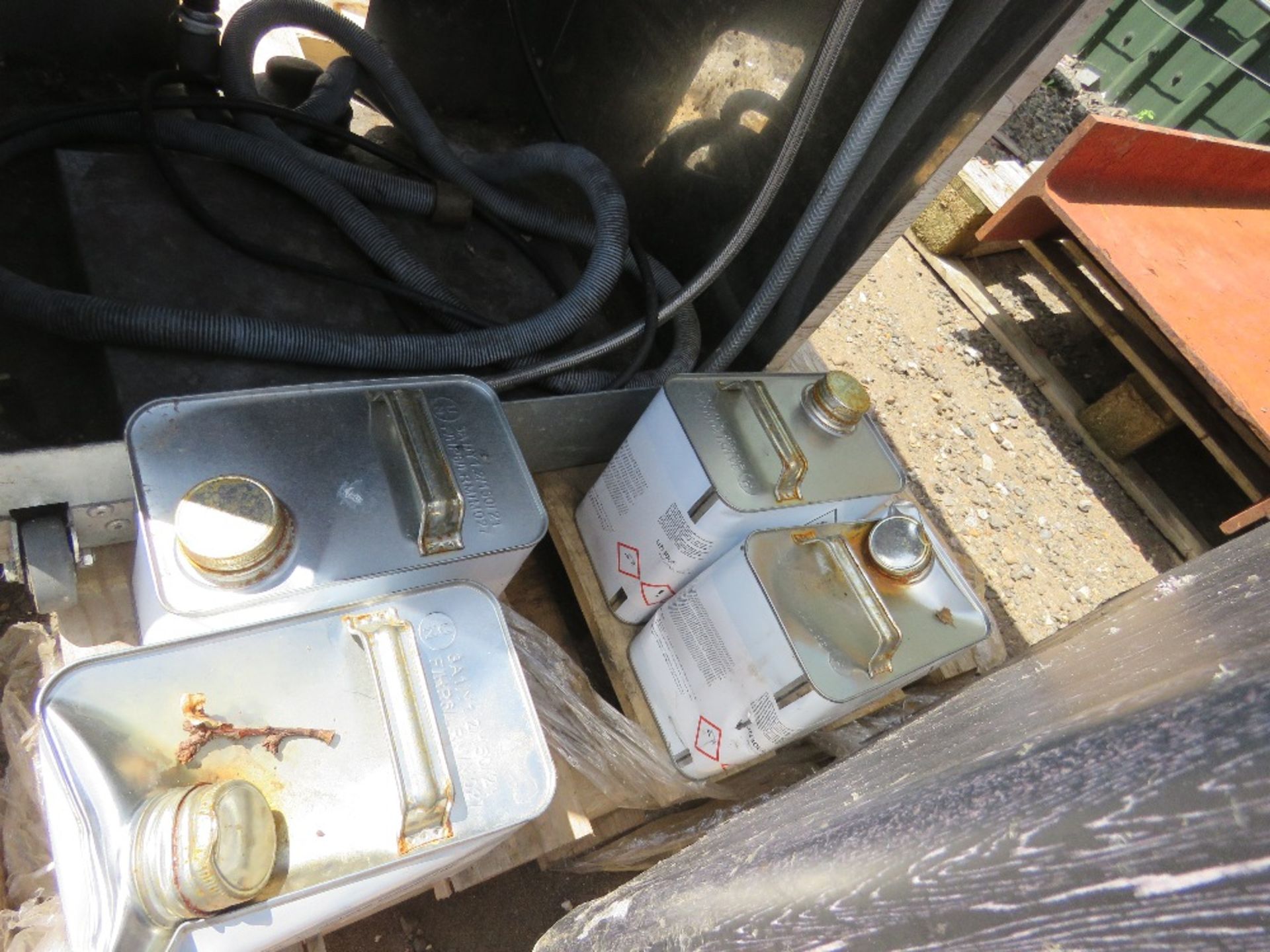 WATER FOUNTAIN/SINK BOWL PLUS 4NO TINS SIKA CONCRETE PRIMER. THIS LOT IS SOLD UNDER THE AUCTIONEE - Image 9 of 10