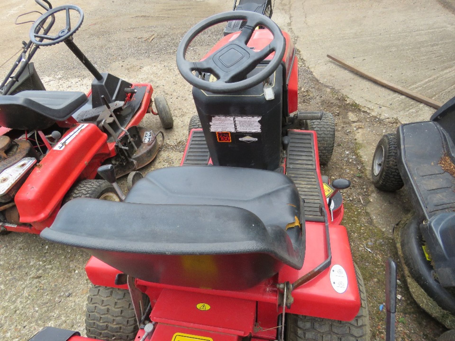 WESTWOOD S1300 RIDE ON MOWER WITH COLLECTOR. WHEN TESTED WAS SEEN TO RUN BUT DRIVE NO ENGAGING?? - Image 5 of 10