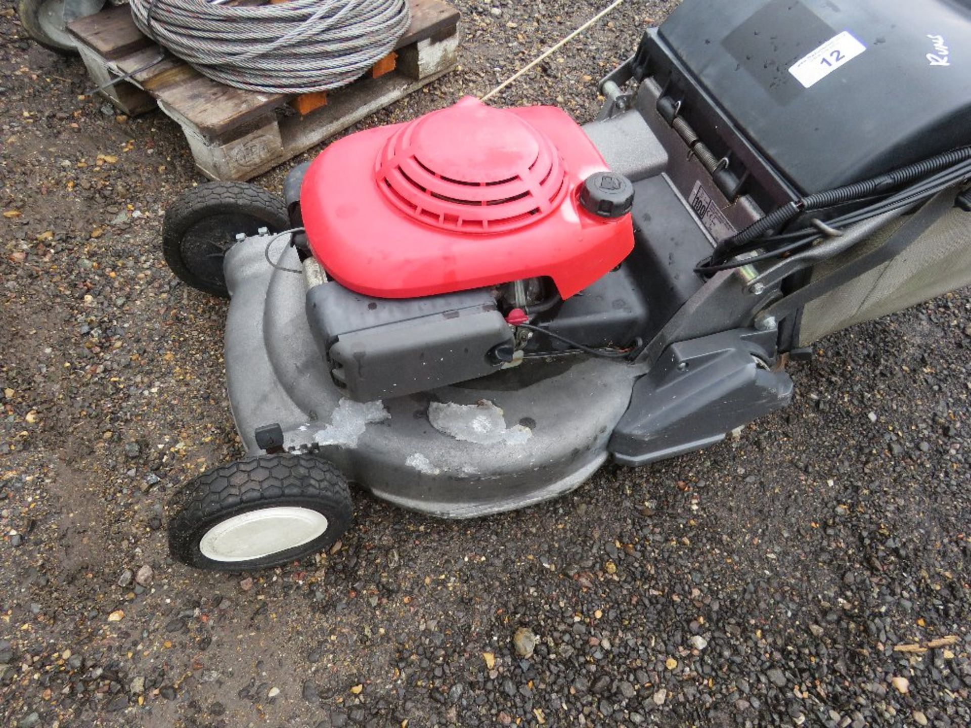 HONDA ELECTRIC START ROLLER MOWER WITH COLLECTOR. SEEN TO RUN BUT DRIVE WEAK/FAULTY. THIS LOT IS - Image 2 of 5