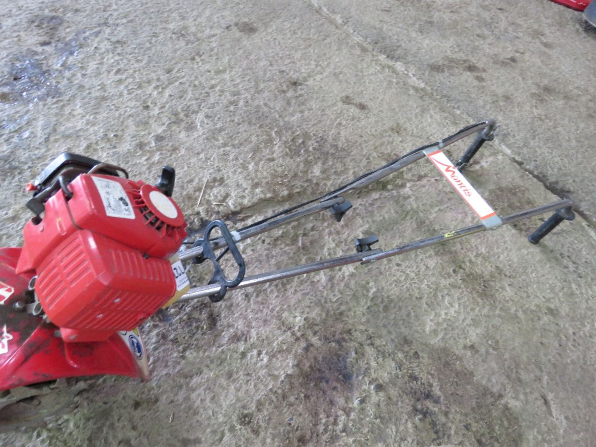 MANTIS SMALL SIZED PETROL ENGINED ROTORVATOR. THIS LOT IS SOLD UNDER THE AUCTIONEERS MARGIN SCHEM - Image 2 of 9