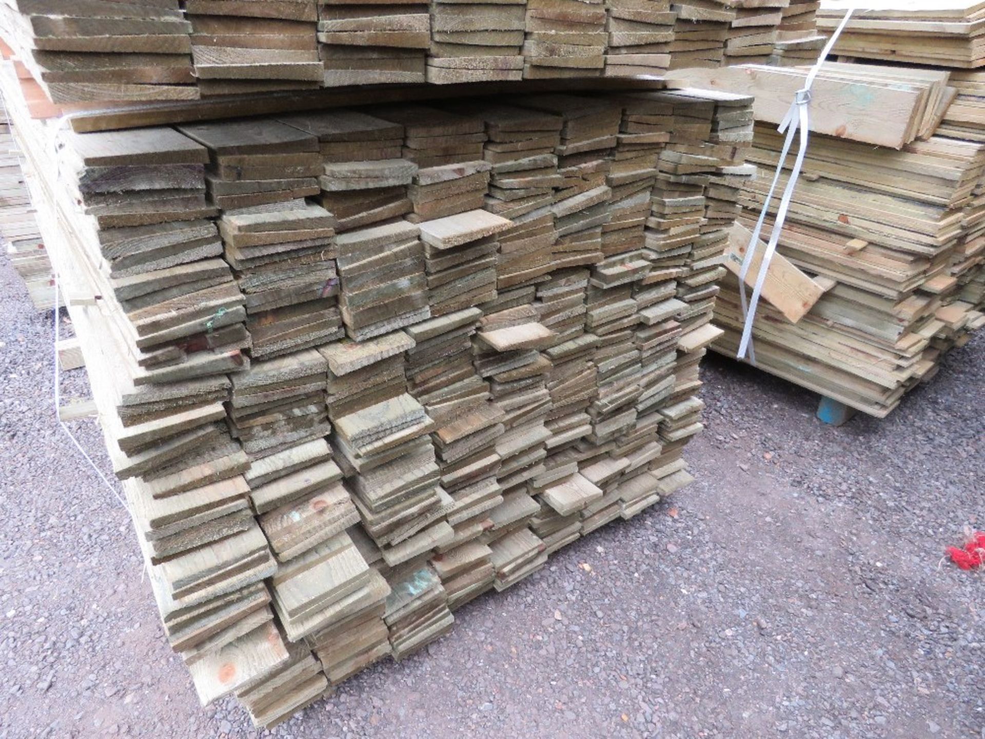 EXTRA LARGE PACK OF PRESSURE TREATED FEATHER EDGE FENCE CLADDING TIMBER BOARDS. 1.65M LENGTH X 100MM - Image 2 of 4