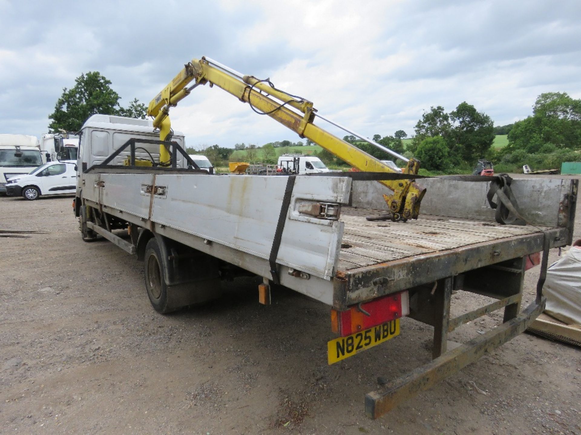 MAN 10-153 FLAT BED LORRY WITH HIAB CRANE REG:N825 WBU. 22FT BED APPROX. MANUAL GEARBOX. WHEN TESTE - Image 11 of 20