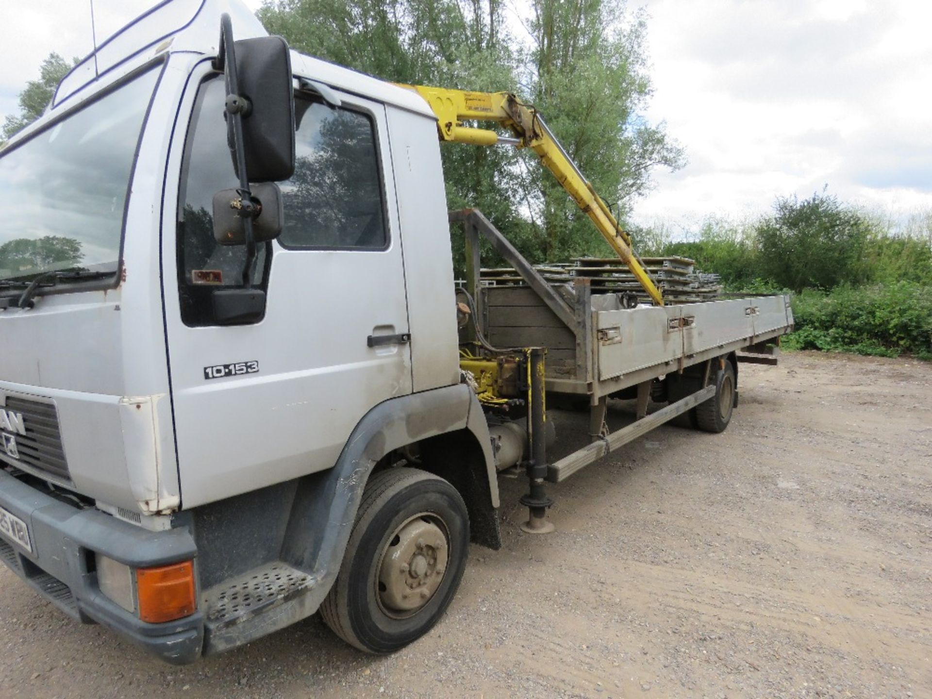 MAN 10-153 FLAT BED LORRY WITH HIAB CRANE REG:N825 WBU. 22FT BED APPROX. MANUAL GEARBOX. WHEN TESTE - Image 5 of 20