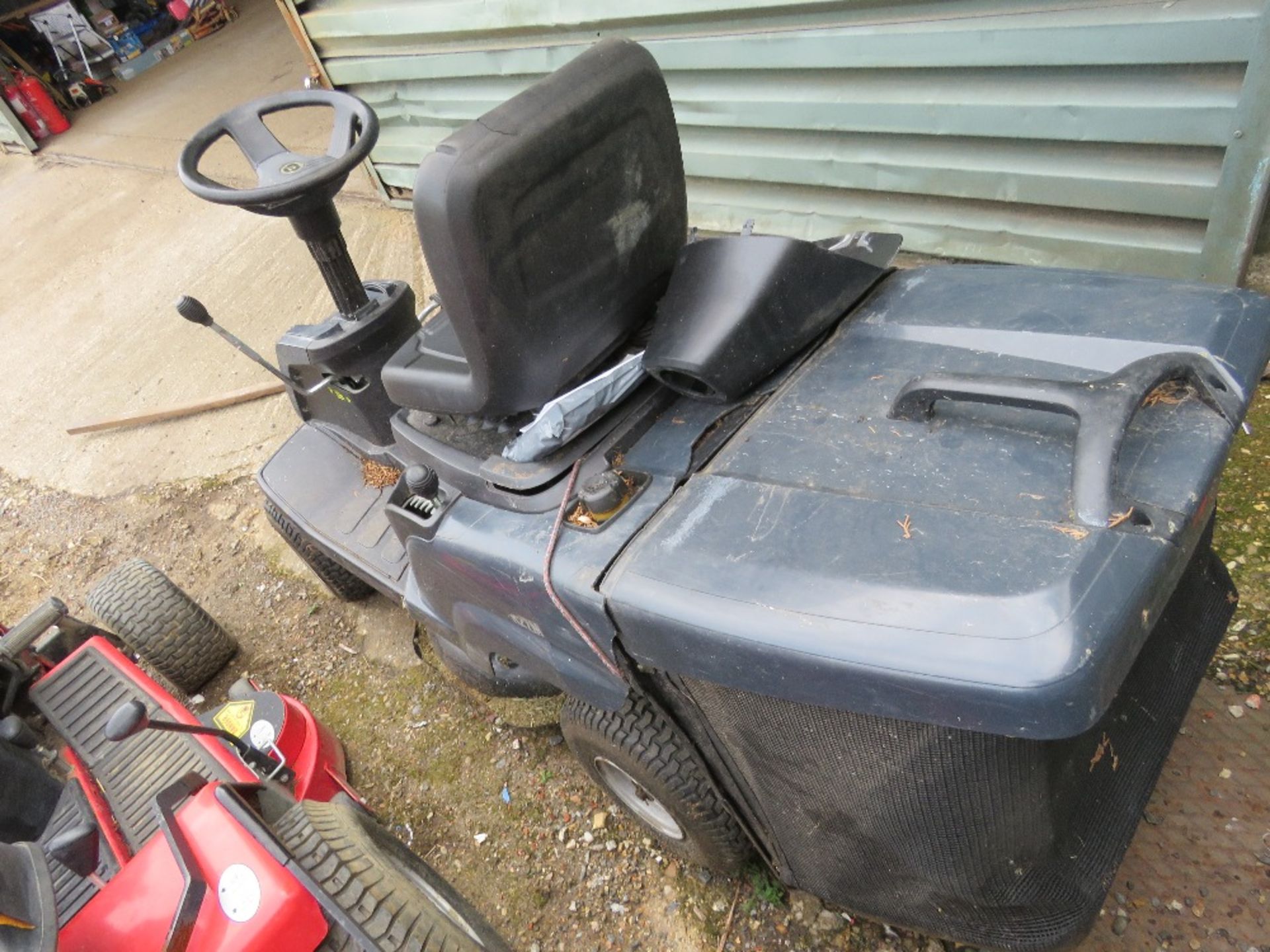 R27M RIDE ON MOWER WITH COLLECTOR. WHEN TESTED WAS SEEN TO RUN, DRIVE AND MOWERS ENGAGED. THIS LO - Image 4 of 11