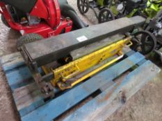CENTRE LIFT JACKING BEAM, 2.8TONNE RATED. THIS LOT IS SOLD UNDER THE AUCTIONEERS MARGIN SCHEME, T