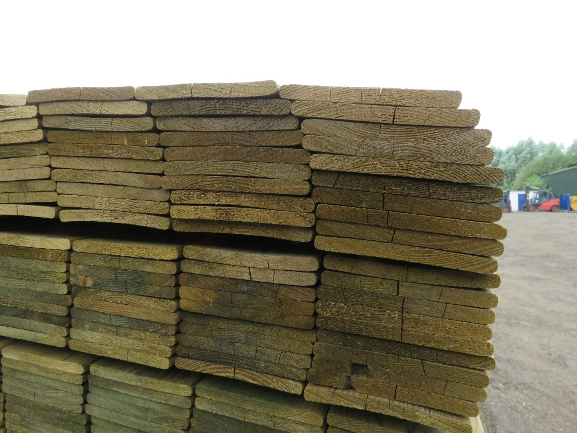 LARGE PACK OF PRESSURE TREATED HIT AND MISS FENCE CLADDING TIMBER BOARDS. 1.14M LENGTH X 100MM WIDTH - Image 3 of 3