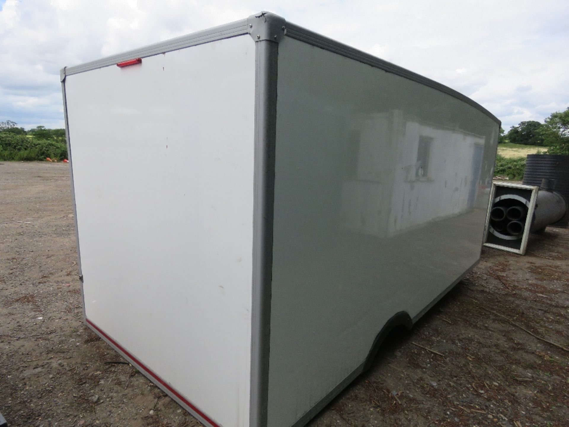 TEMPERATURE CONTROLLED VAN BODY WITH ROLLER SHUTTER SIDES, 13FT LENGTH APPROX. - Image 3 of 8