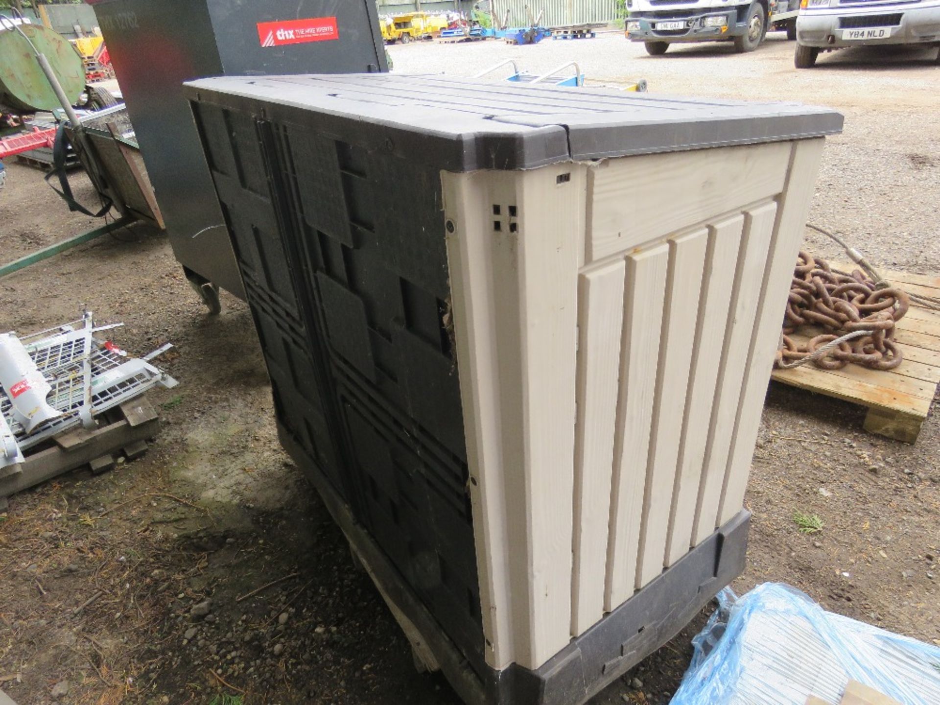 PLASTIC BIN STORE/GARDEN SHED: 1.2M WIDTH X 1M HEIGHT X 0.6M DEPTH APPROX. THIS LOT IS SOLD UNDER - Image 4 of 7