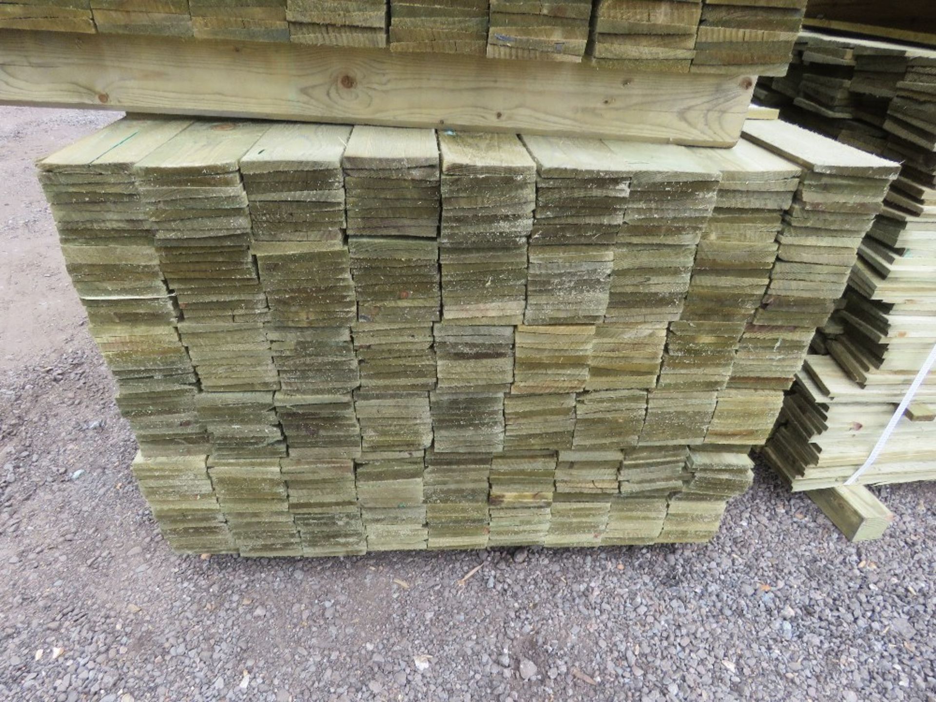LARGE PACK OF PRESSURE TREATED FEATHER EDGE FENCE CLADDING TIMBER BOARDS. 1.70M LENGTH X 100MM WIDTH - Image 2 of 4