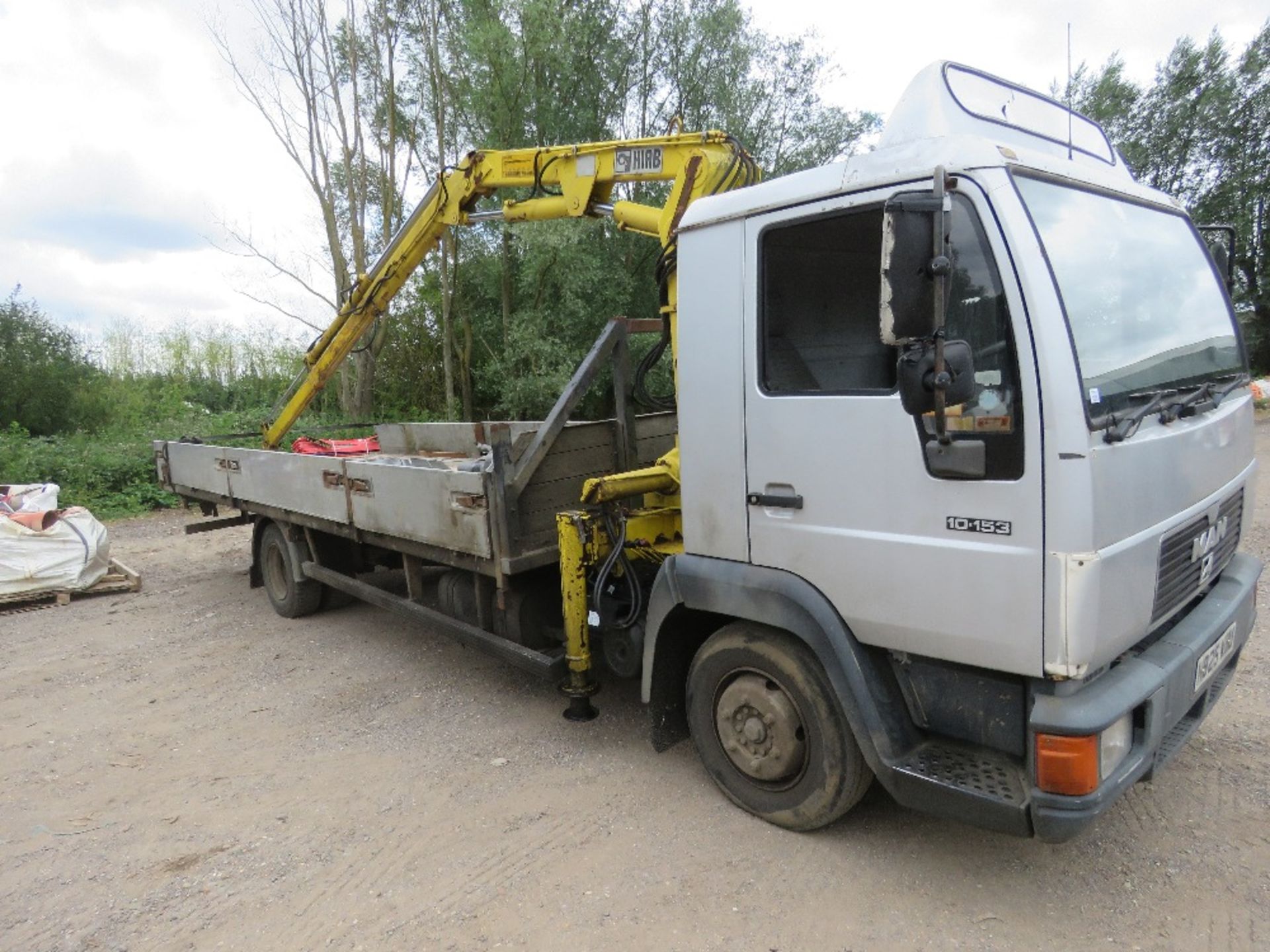 MAN 10-153 FLAT BED LORRY WITH HIAB CRANE REG:N825 WBU. 22FT BED APPROX. MANUAL GEARBOX. WHEN TESTE