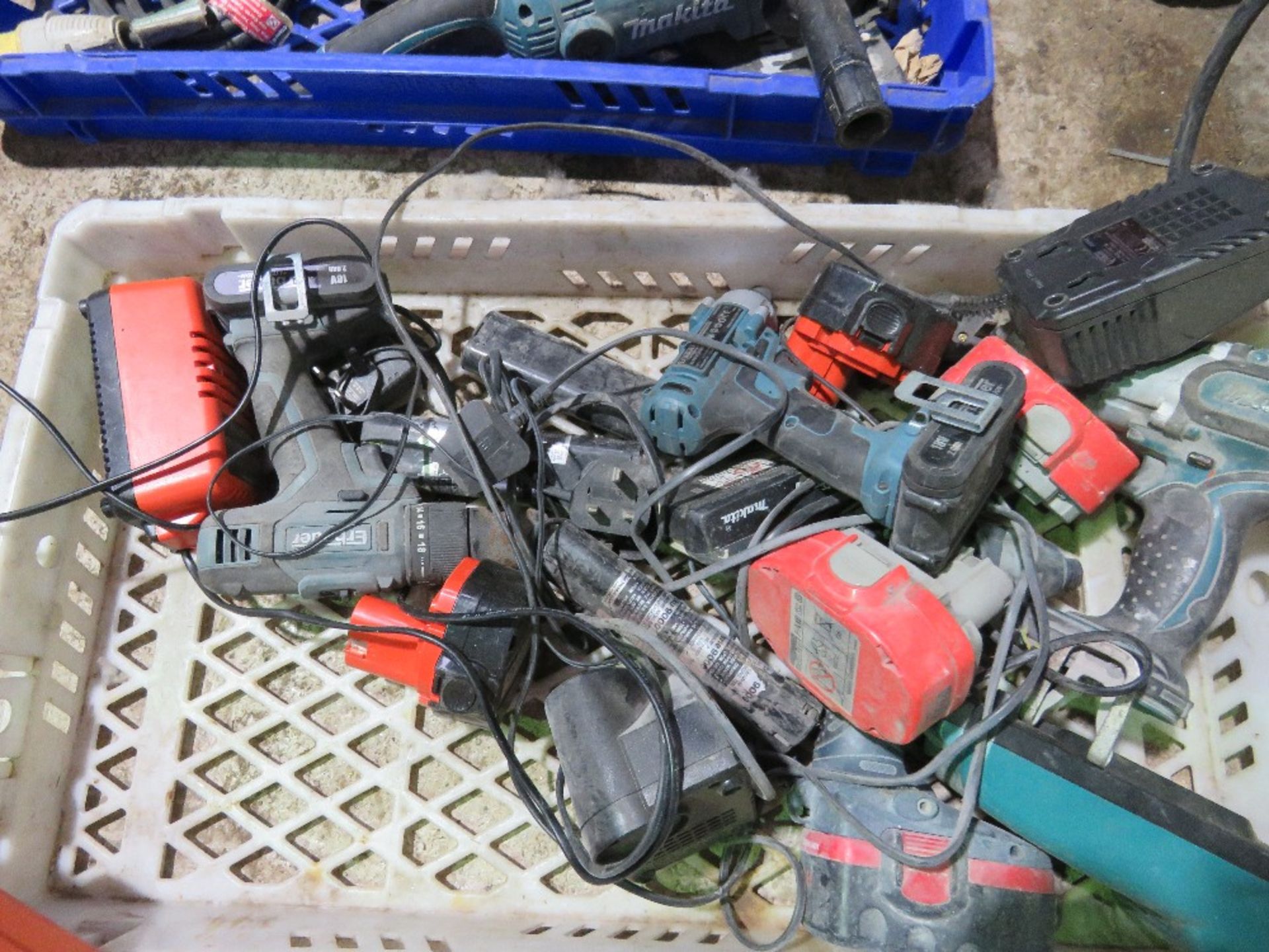 BOX OF ASSORTED MAKITA POWER TOOLS. THIS LOT IS SOLD UNDER THE AUCTIONEERS MARGIN SCHEME, THEREFO - Image 3 of 5