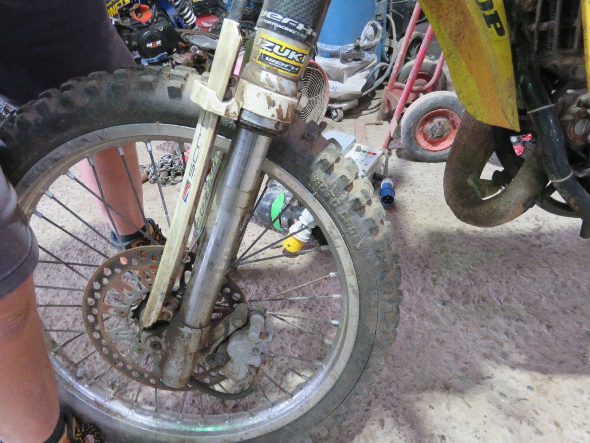 SUZUKI MOTOCROSS TRIALS MOTORBIKE. BEEN IN STORAGE AND UNUSED FOR OVER 5 YEARS. THIS LOT I - Image 9 of 9