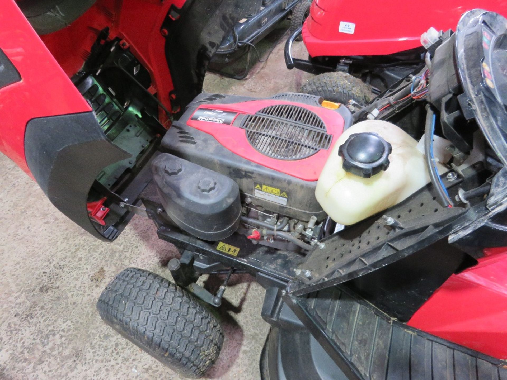 MOUNTFIELD 1636M RIDE ON MOWER WITYH COLLECTOR. WHEN TESTED WAS SEEN TO RUN AND MOWERS ENGAGED BUT D - Image 9 of 9