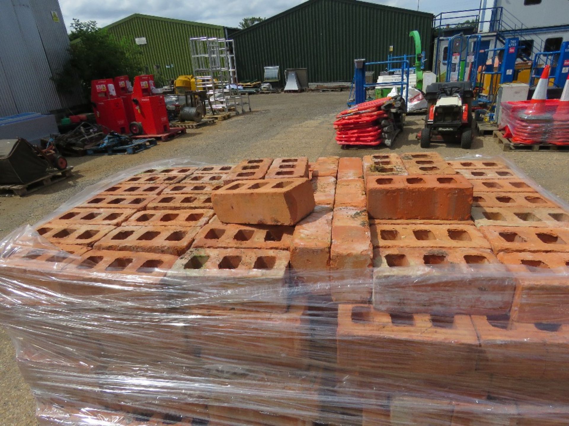 2 X PALLET OF RED BRICKS 215 X 70 X 100 APPROX. - Image 3 of 8