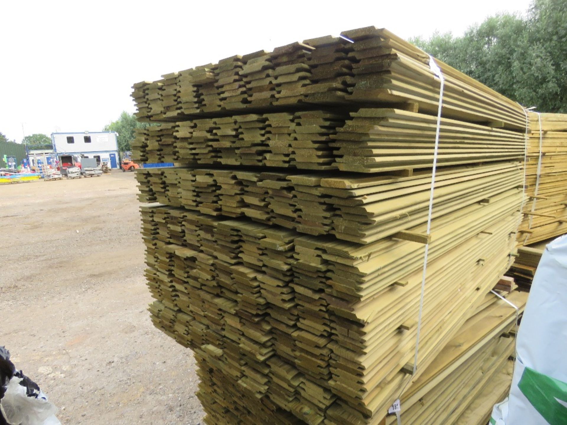 LARGE PACK OF PRESSURE TREATED SHIPLAP FENCE CLADDING TIMBER BOARDS. 1.83M LENGTH X 100MM WIDTH APPR