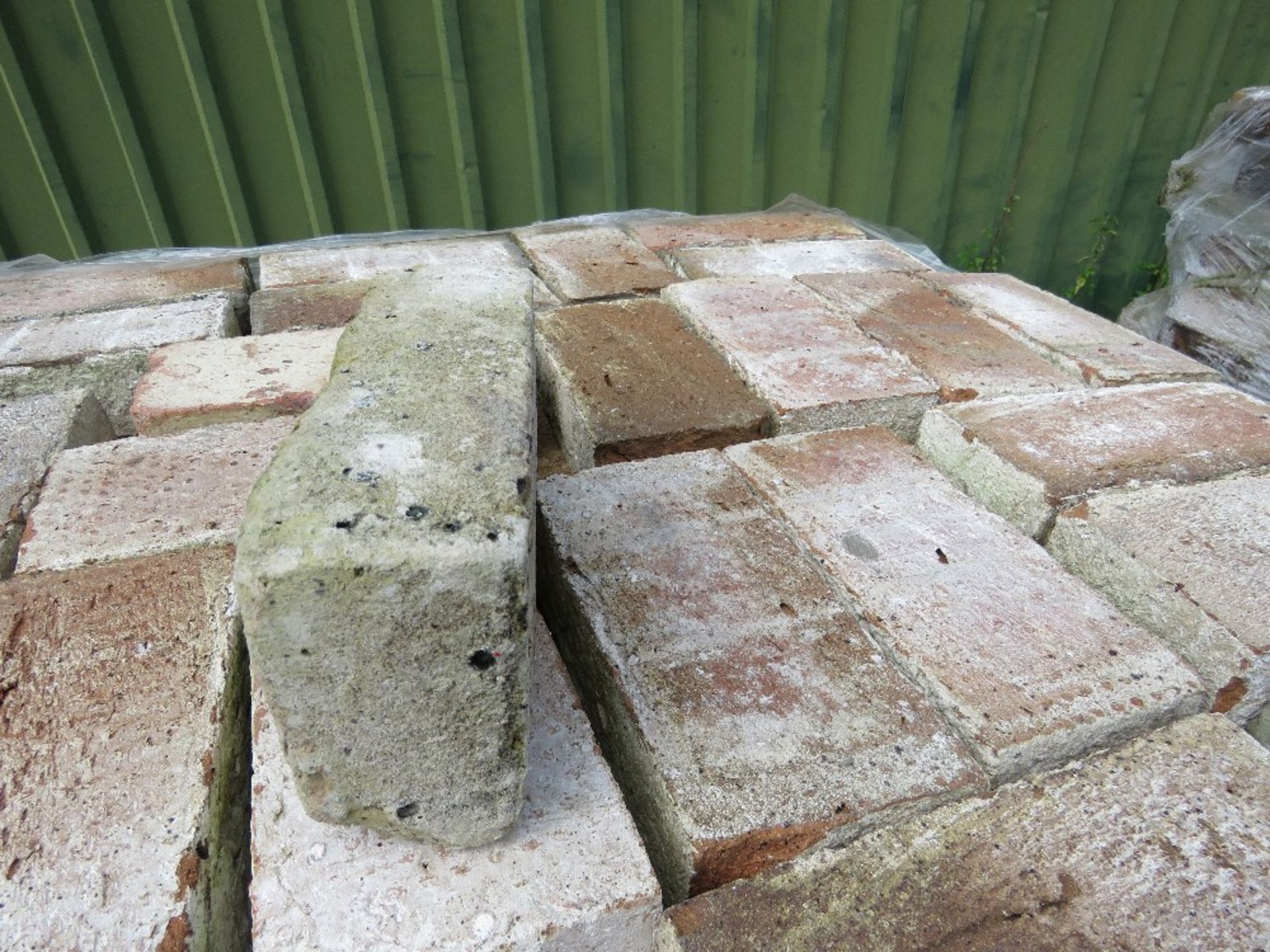 2 X PALLETS OF MAINLY RED BRICKS. - Image 6 of 20