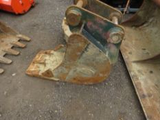 HITACHI EX60 EXCAVATOR DIGGER BUCKET: 18" WIDTH ON 45MM PINS APPROX. THIS LOT IS SOLD UNDER THE A