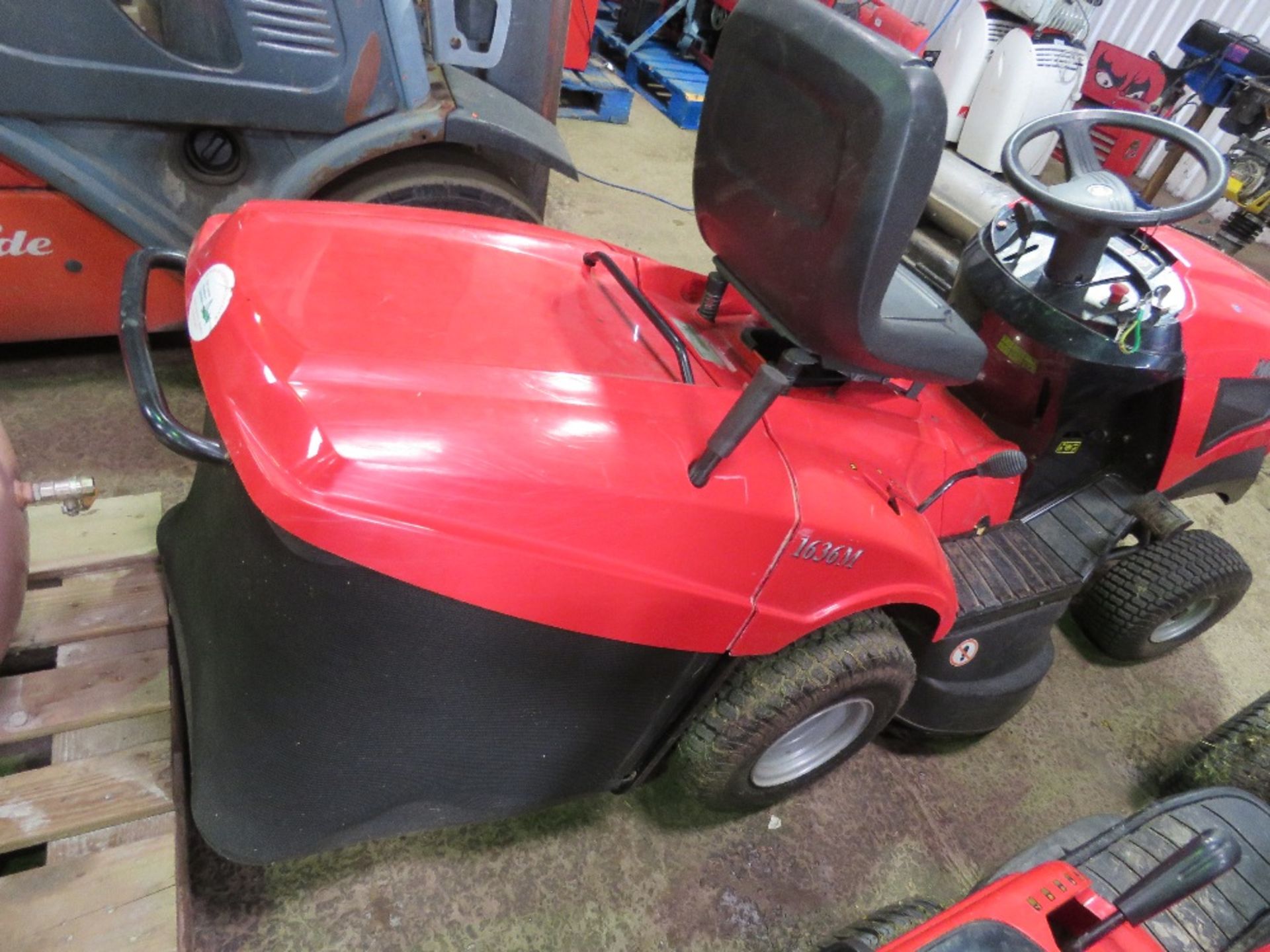 MOUNTFIELD 1636M RIDE ON MOWER WITYH COLLECTOR. WHEN TESTED WAS SEEN TO RUN AND MOWERS ENGAGED BUT D - Image 5 of 9