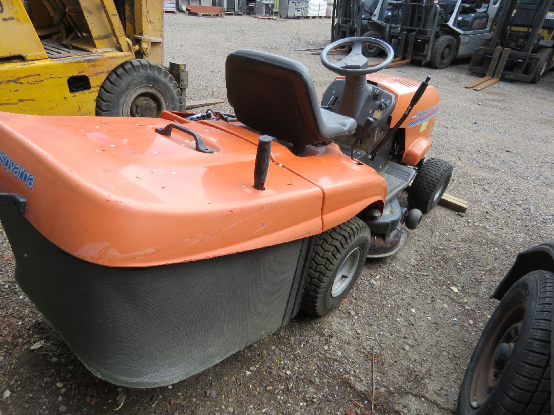 HUSQVARNA CT130 RIDE ON MOWER WITH COLLECTOR. WHEN TESTED WAS SEEN TO DRIVE, STEER, BRAKE AND MOWERS - Image 5 of 9