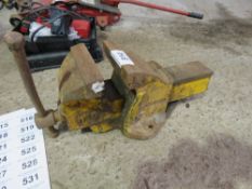 LARGE SIZED WORKSHOP VICE. THIS LOT IS SOLD UNDER THE AUCTIONEERS MARGIN SCHEME, THEREFORE NO VAT