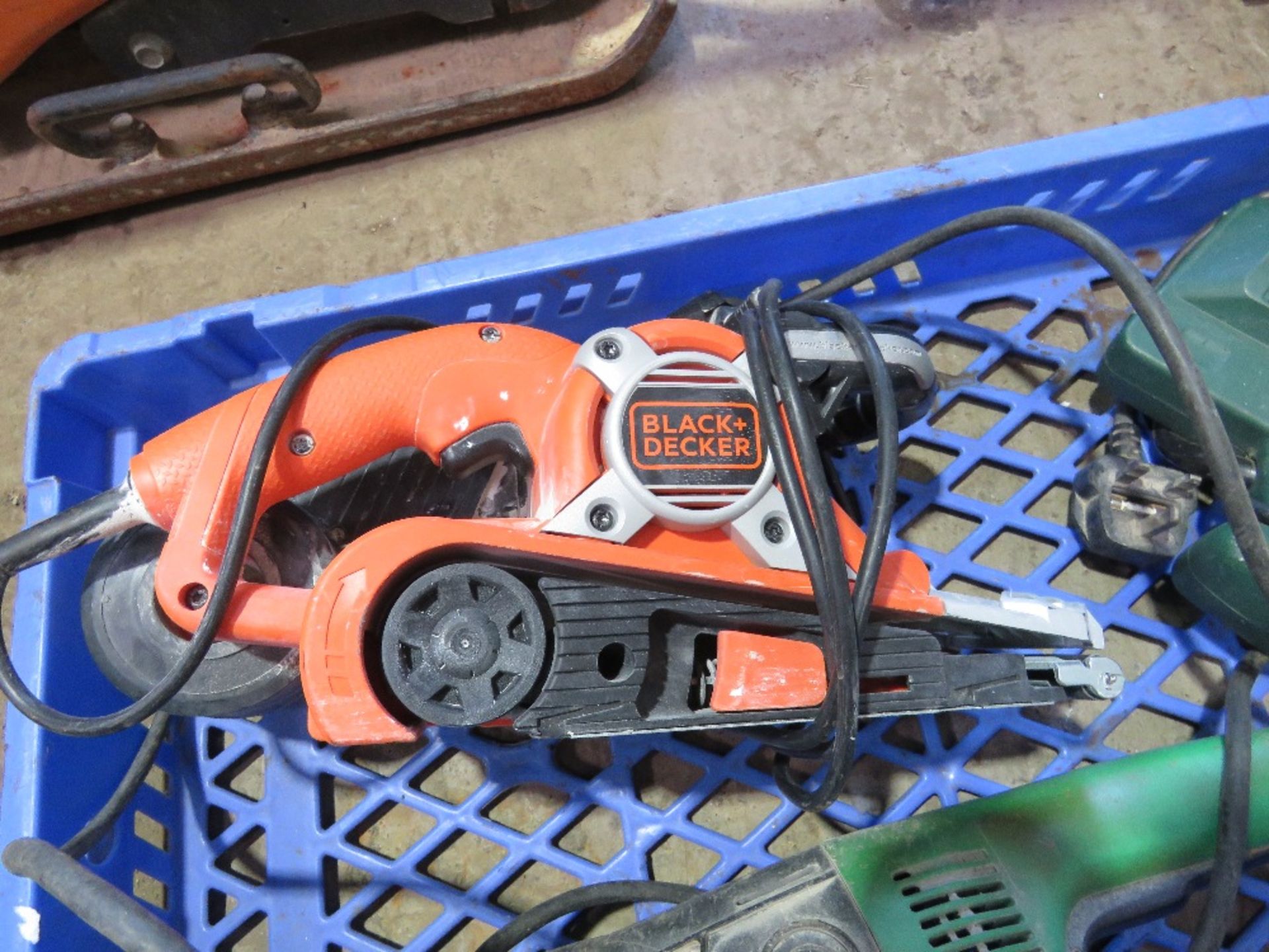 4 X ASSORTED 240VOLT POWER TOOLS: SANDER, GRINDER, ROUTER, CHAINSAW. THIS LOT IS SOLD UNDER THE A - Image 4 of 5