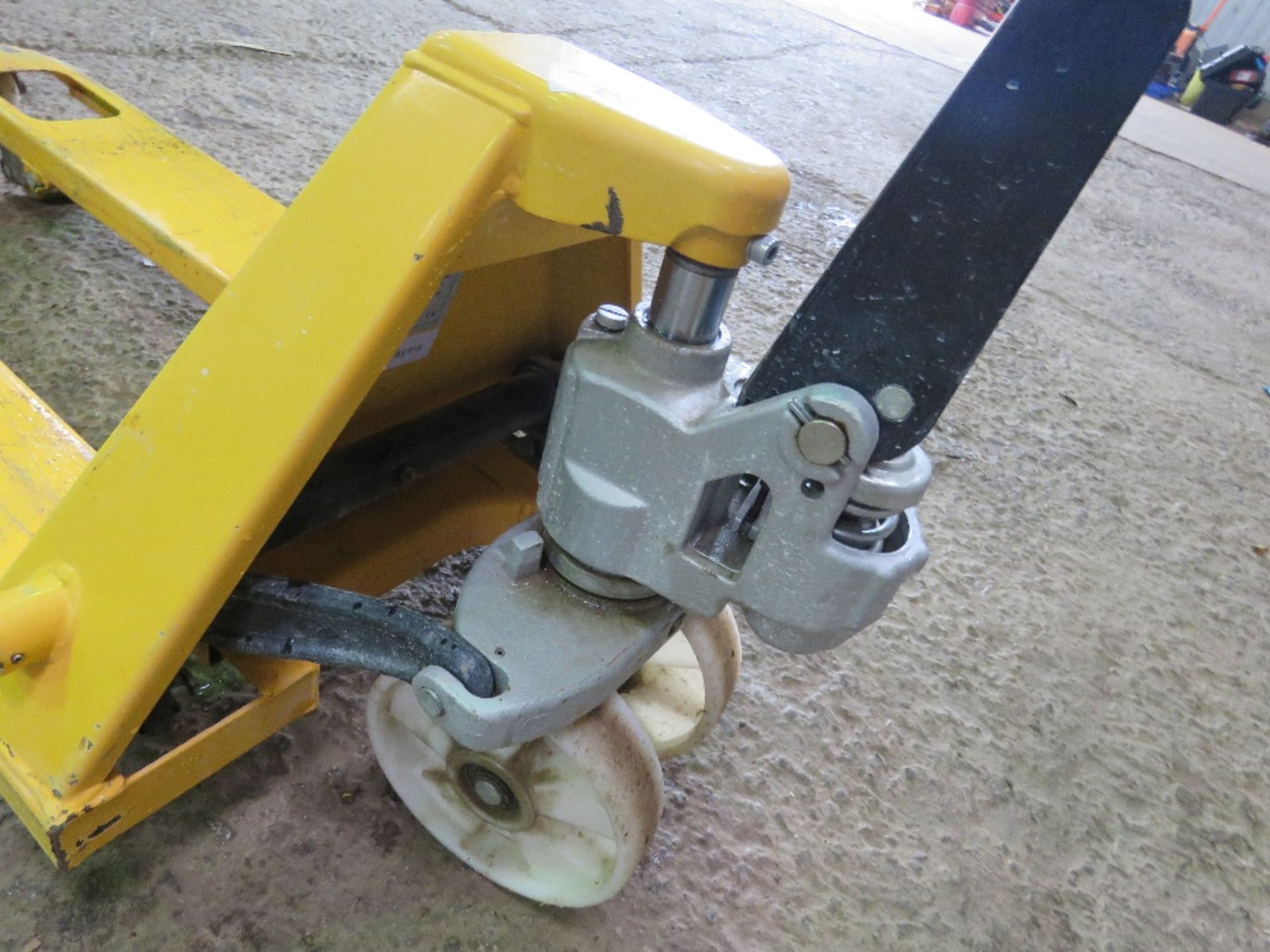 HYDRAULIC PALLET TRUCK, SEEN TO LIFT AND LOWER. SOURCED FROM WORKSHOP CLEARANCE. THIS LOT IS SOL - Image 5 of 5