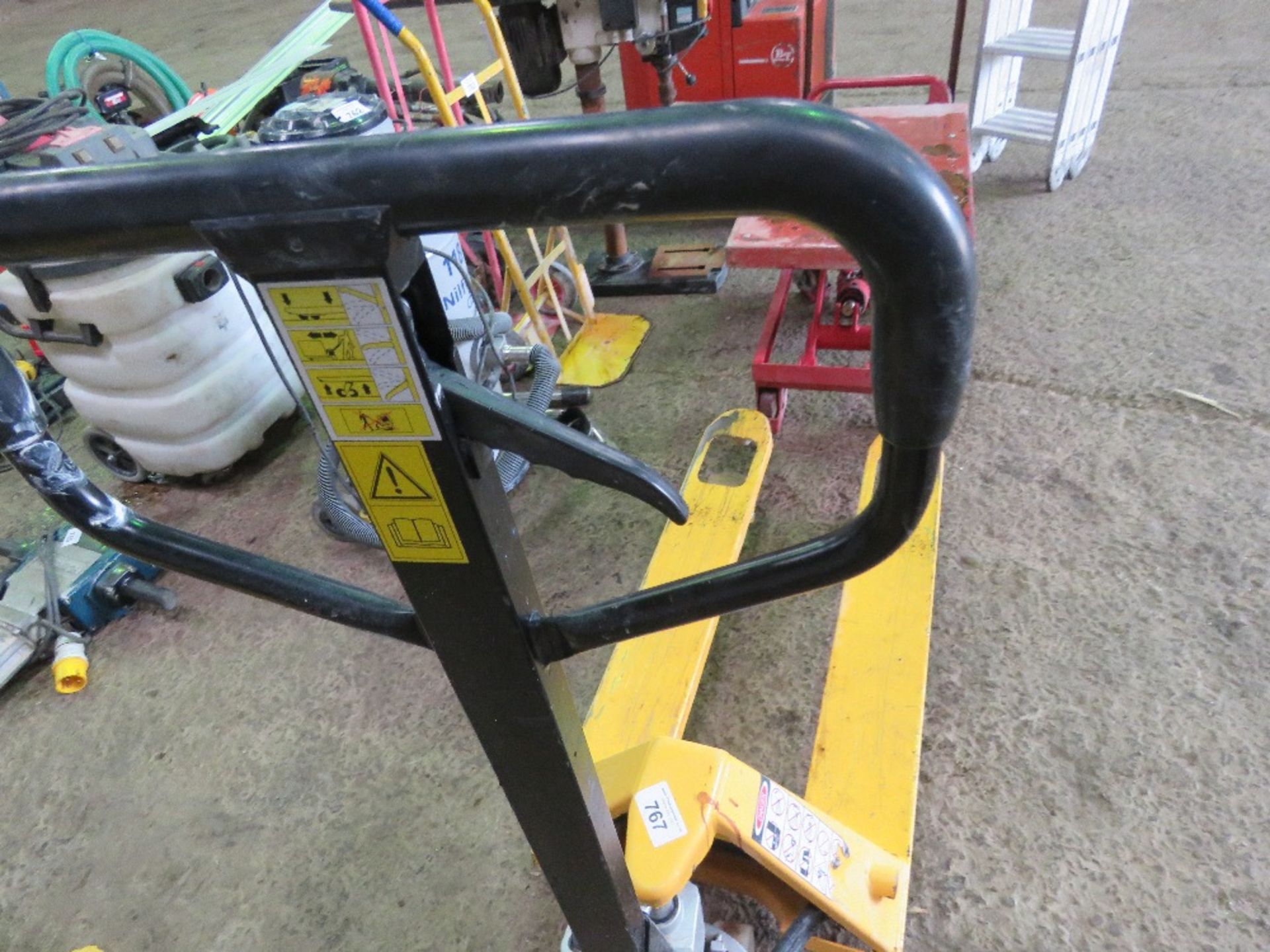 HYDRAULIC PALLET TRUCK, SEEN TO LIFT AND LOWER. SOURCED FROM WORKSHOP CLEARANCE. THIS LOT IS SOL - Image 4 of 5