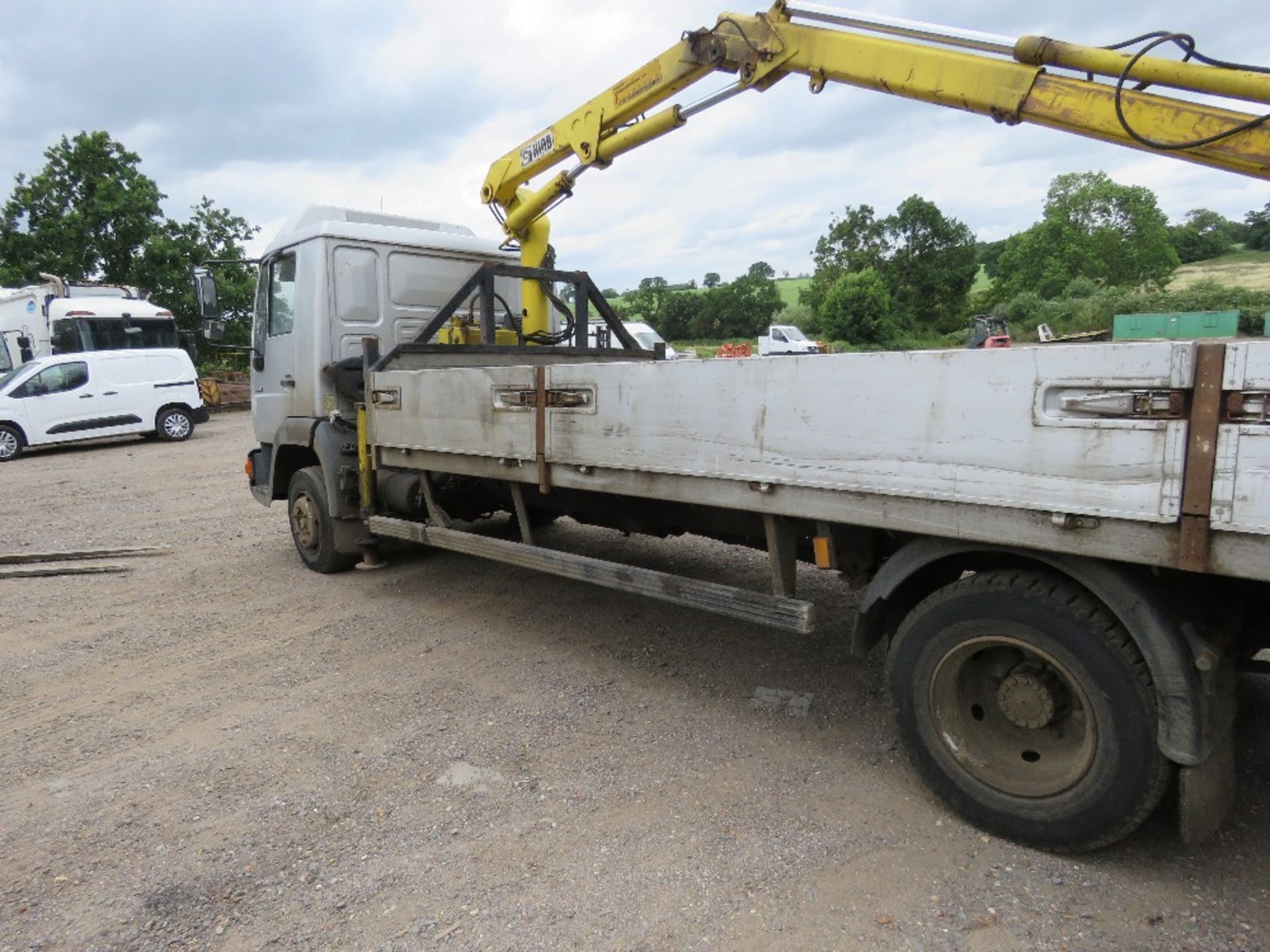 MAN 10-153 FLAT BED LORRY WITH HIAB CRANE REG:N825 WBU. 22FT BED APPROX. MANUAL GEARBOX. WHEN TESTE - Image 10 of 20