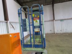 PECO ECOLIFT MANUAL OPERATED MAST LIFT UNIT YEAR 2016 SN:19112316H. WHEN TESTED WAS SEEN TO LIFT AND