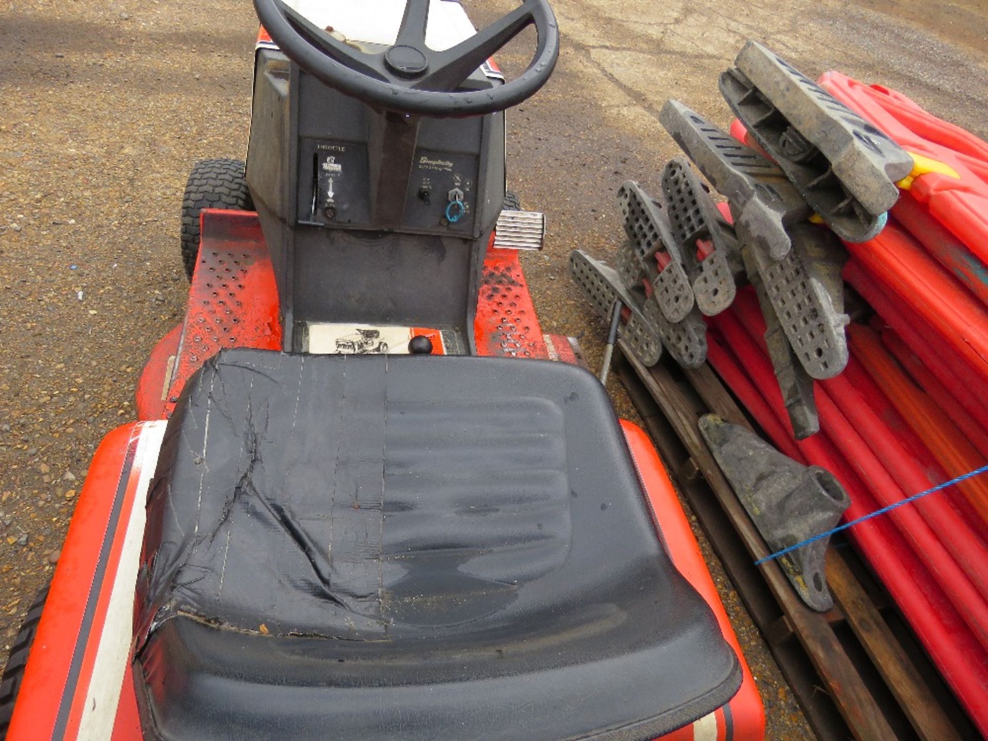 SIMPLICITY RIDE ON MOWER WITH COLLECTOR (RECENT ENGINE REPLACEMENT). when tested was seen to drive a - Image 4 of 9