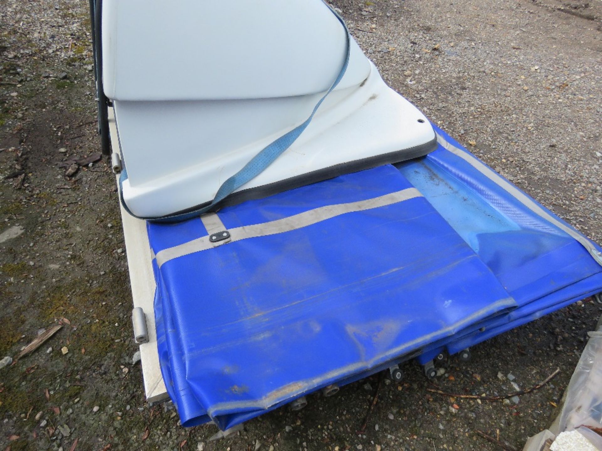 IVECO 7.5TONNE LORRY WIND DEFLECTOR PLUS BARN DOORS AND CURTAINS. - Image 3 of 5