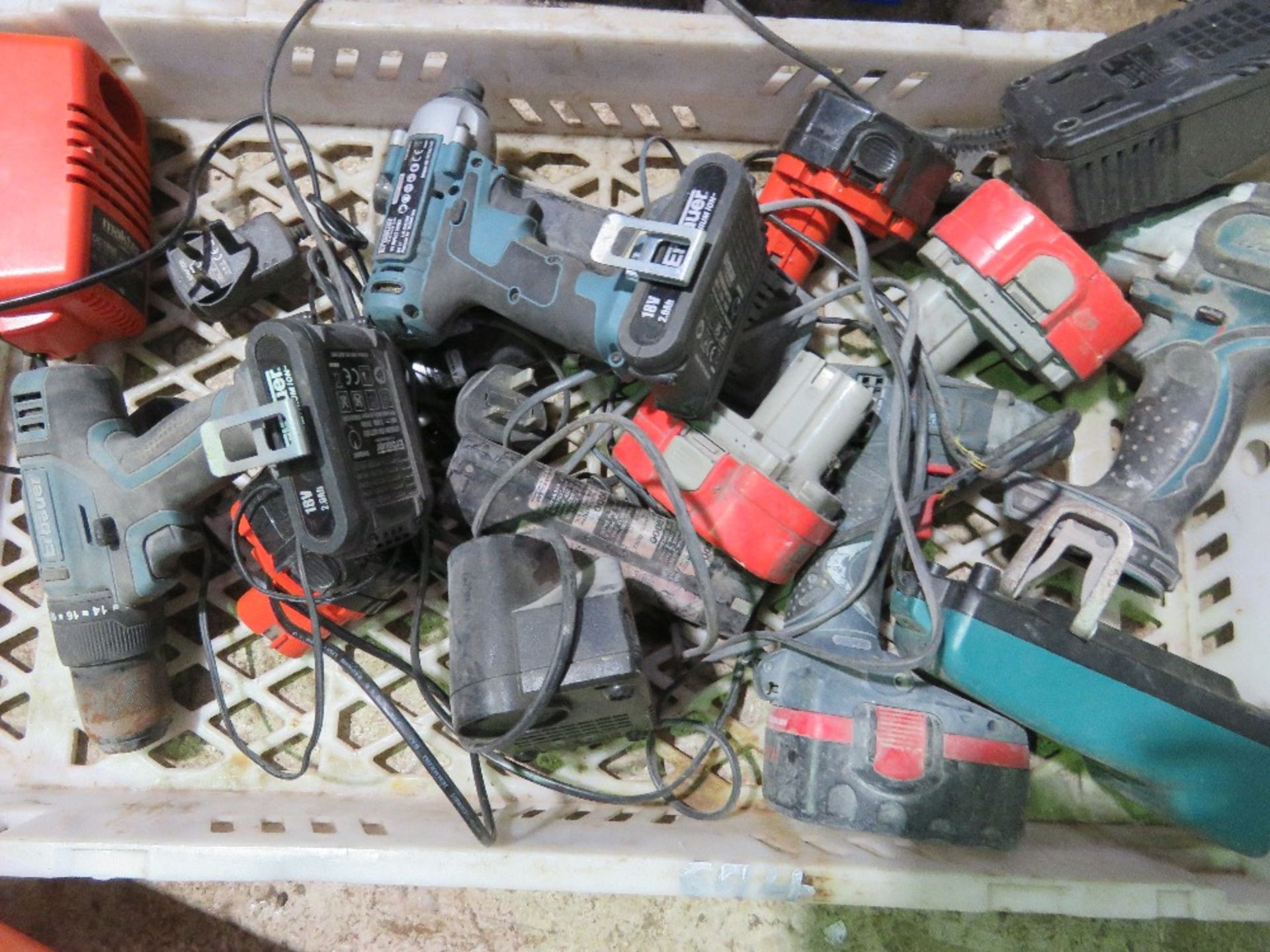 BOX OF ASSORTED MAKITA POWER TOOLS. THIS LOT IS SOLD UNDER THE AUCTIONEERS MARGIN SCHEME, THEREFO - Image 4 of 5