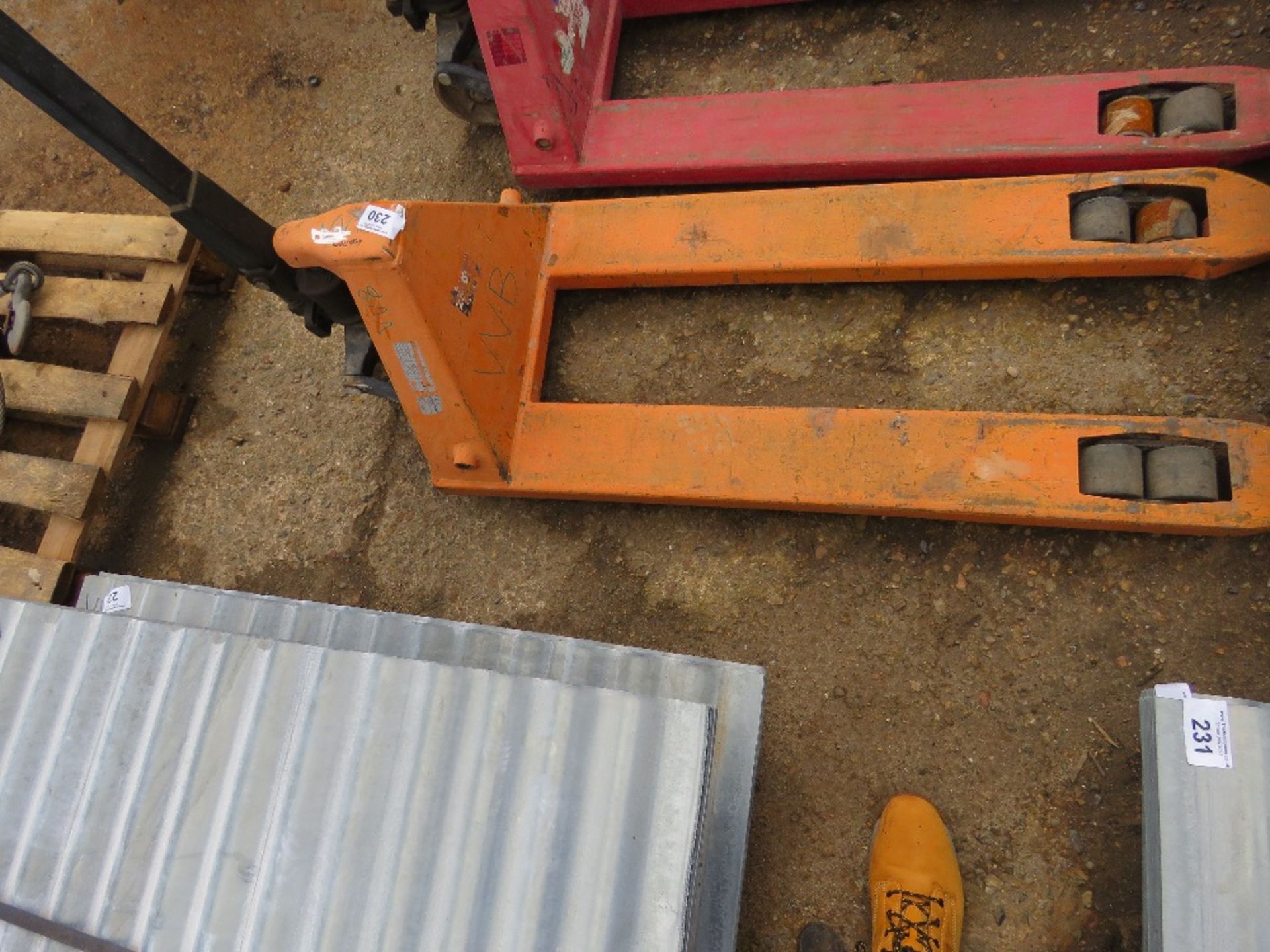 HYDRAULIC PALLET TRUCK. THIS LOT IS SOLD UNDER THE AUCTIONEERS MARGIN SCHEME, THEREFORE NO VAT WILL