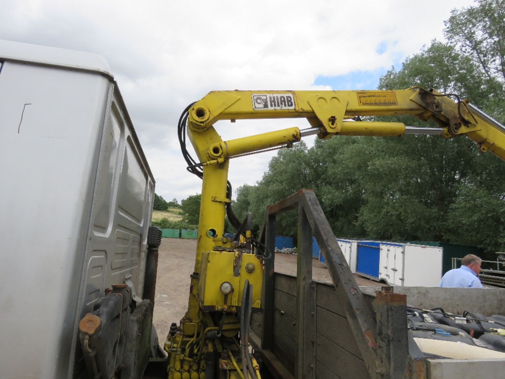 MAN 10-153 FLAT BED LORRY WITH HIAB CRANE REG:N825 WBU. 22FT BED APPROX. MANUAL GEARBOX. WHEN TESTE - Image 7 of 20