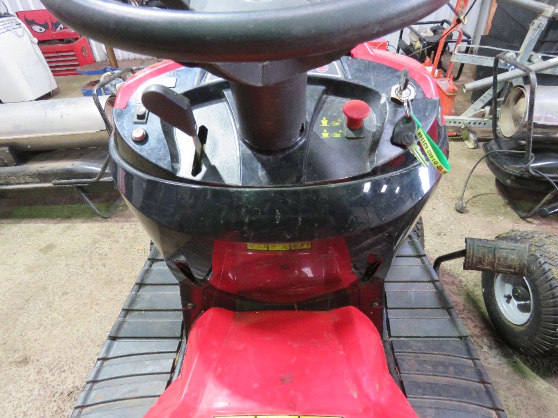 MOUNTFIELD 1636M RIDE ON MOWER WITYH COLLECTOR. WHEN TESTED WAS SEEN TO RUN AND MOWERS ENGAGED BUT D - Image 6 of 9