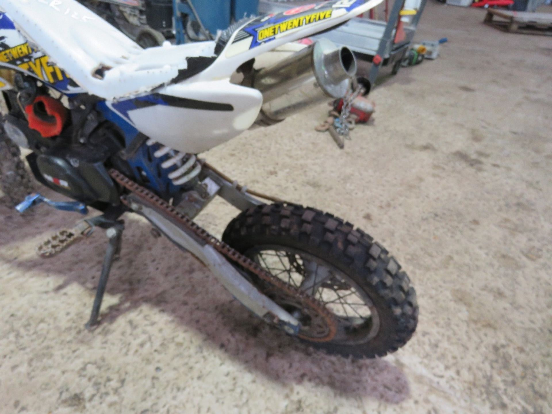 KXF125 CHILD'S SIZE MOTOCROSS TRIAL MOTORBIKE. BEEN IN STORAGE AND UNUSED FOR OVER 5 YEARS. THIS - Image 6 of 10