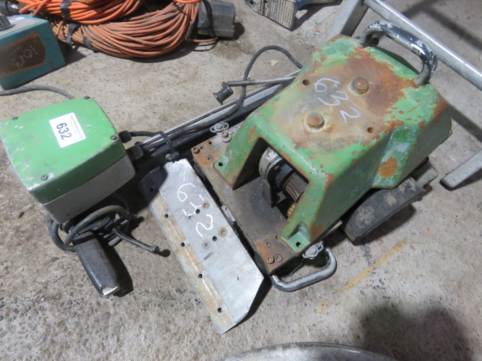 HEAVY DUTY BOSCH POWERED SCRAPER UNIT, CONDITION UNKNOWN. - Image 2 of 3