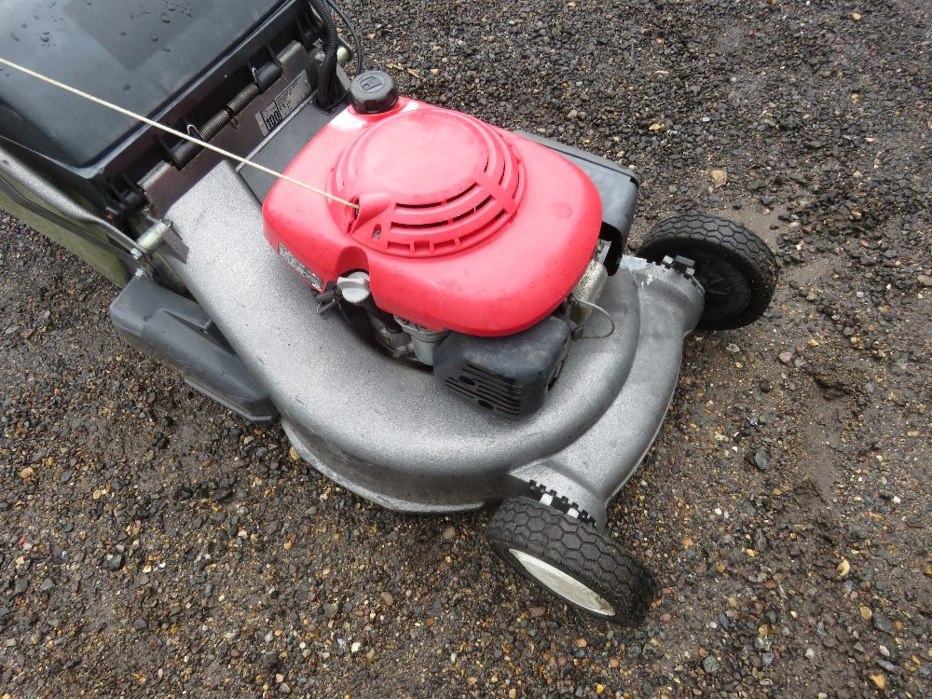 HONDA ELECTRIC START ROLLER MOWER WITH COLLECTOR. SEEN TO RUN BUT DRIVE WEAK/FAULTY. THIS LOT IS - Image 3 of 5