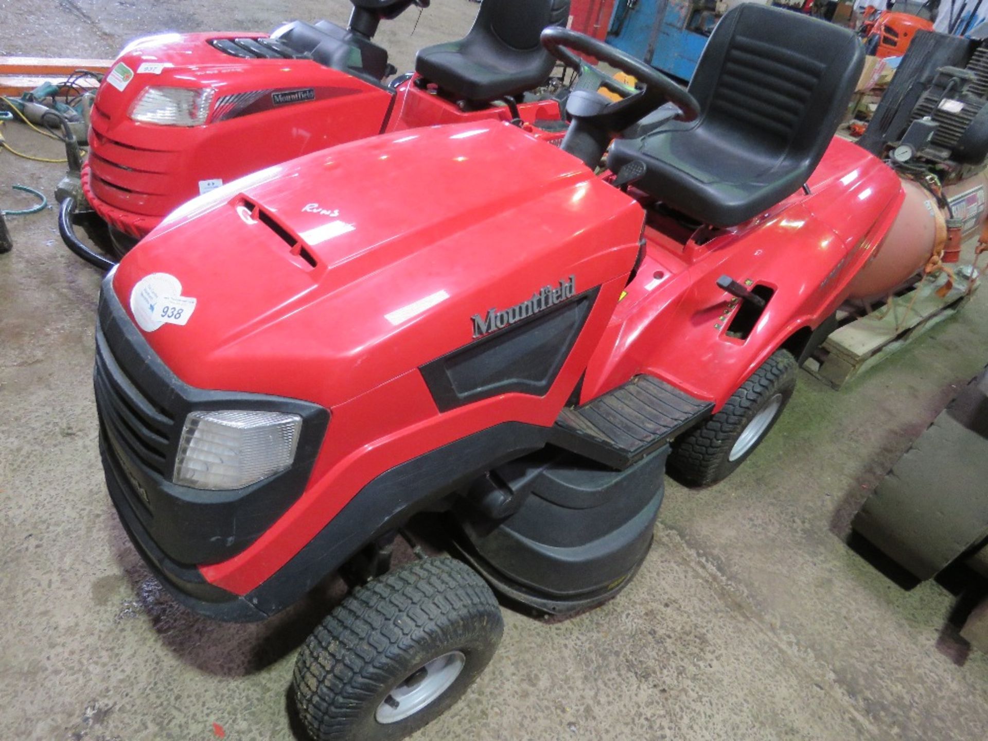 MOUNTFIELD 1636M RIDE ON MOWER WITYH COLLECTOR. WHEN TESTED WAS SEEN TO RUN AND MOWERS ENGAGED BUT D - Image 3 of 9