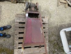 OLD DOUBLE ENDED GRINDER. THIS LOT IS SOLD UNDER THE AUCTIONEERS MARGIN SCHEME, THEREFORE NO VAT