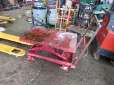 HYDRAULIC FOOT OPERATED LIFTING TABLE STAND. SEEN TO LIFT AND LOWER. SOURCED FROM WORKSHOP CLEARANCE