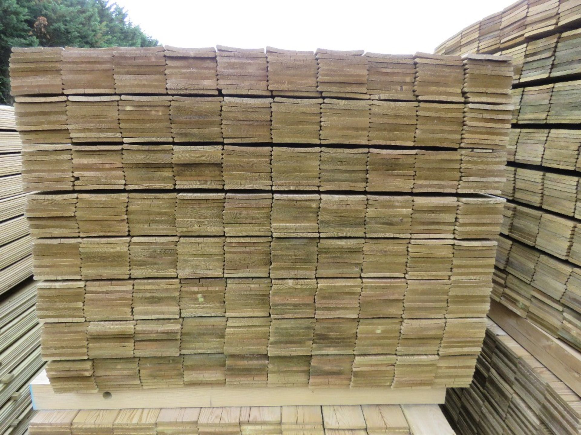 LARGE PACK OF PRESSURE TREATED HIT AND MISS FENCE CLADDING TIMBER BOARDS. 1.44M LENGTH X 100MM WIDTH - Image 2 of 3
