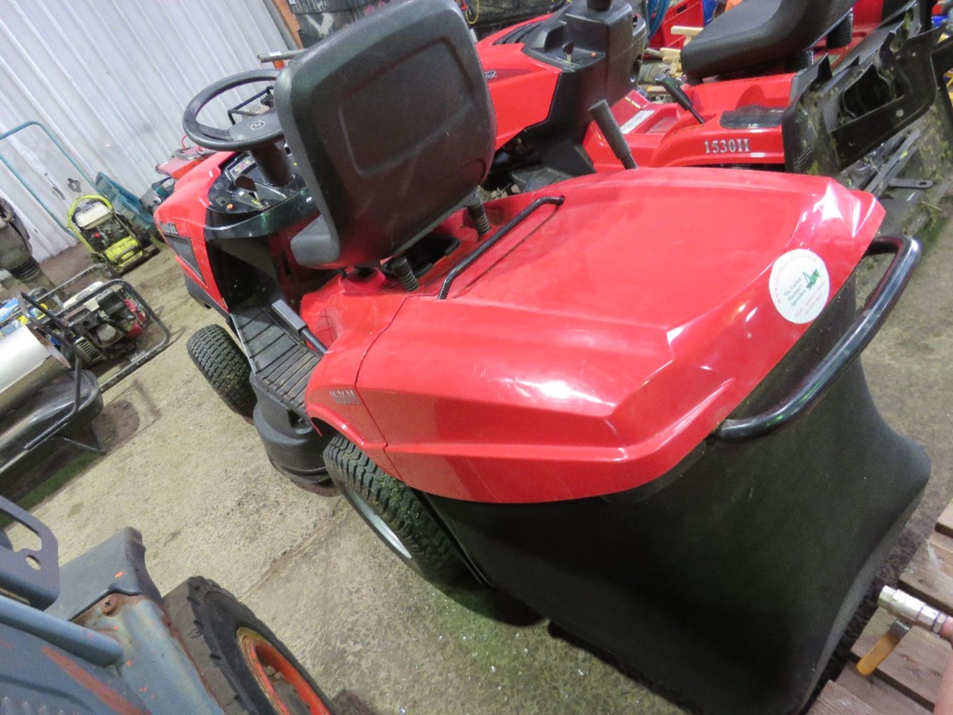 MOUNTFIELD 1636M RIDE ON MOWER WITYH COLLECTOR. WHEN TESTED WAS SEEN TO RUN AND MOWERS ENGAGED BUT D - Image 4 of 9