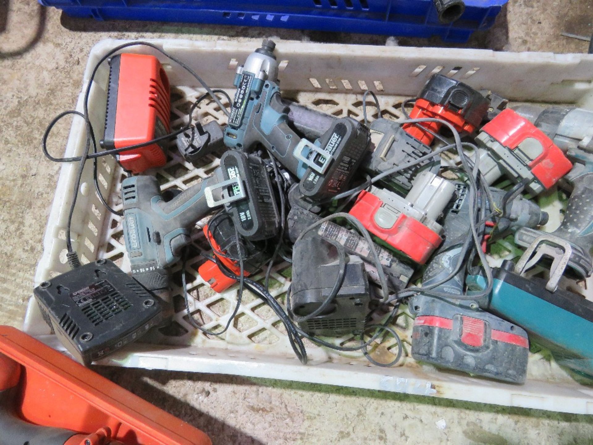 BOX OF ASSORTED MAKITA POWER TOOLS. THIS LOT IS SOLD UNDER THE AUCTIONEERS MARGIN SCHEME, THEREFO - Image 5 of 5