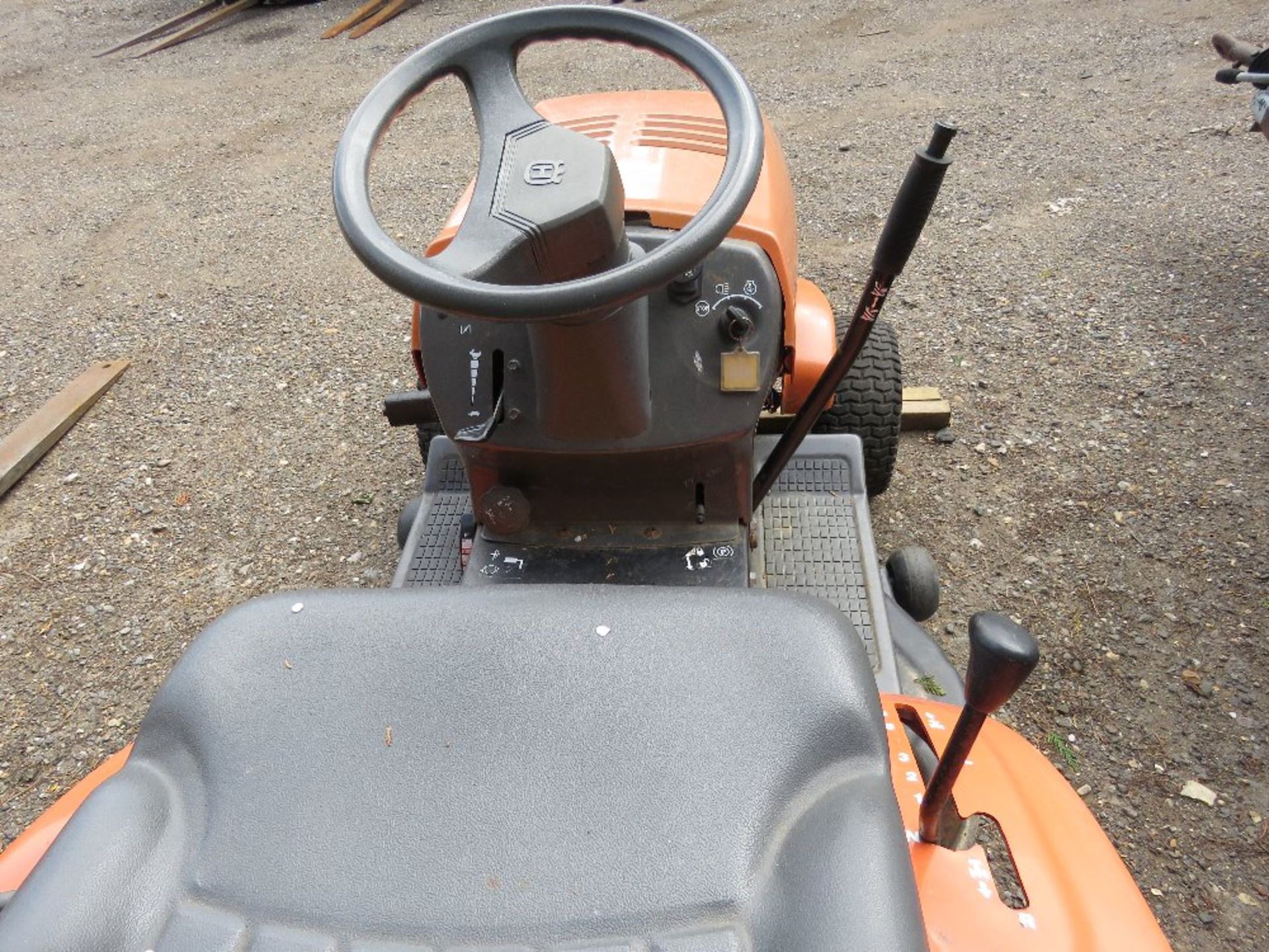 HUSQVARNA CT130 RIDE ON MOWER WITH COLLECTOR. WHEN TESTED WAS SEEN TO DRIVE, STEER, BRAKE AND MOWERS - Image 6 of 9