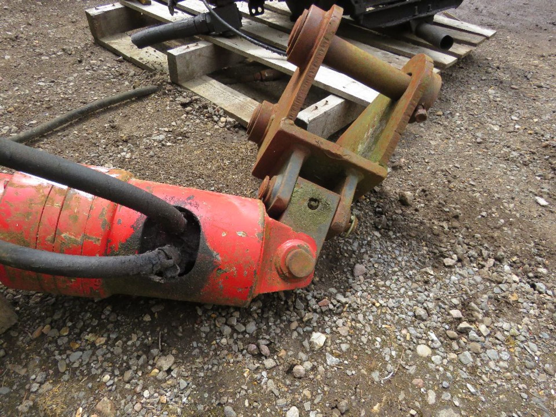 EXCAVATOR MOUNTED HYDRAULIC POST HOLE BORER ON 45MM PINS. 270MM DIAMETER AUGER APPROX. THIS LOT I - Image 9 of 9