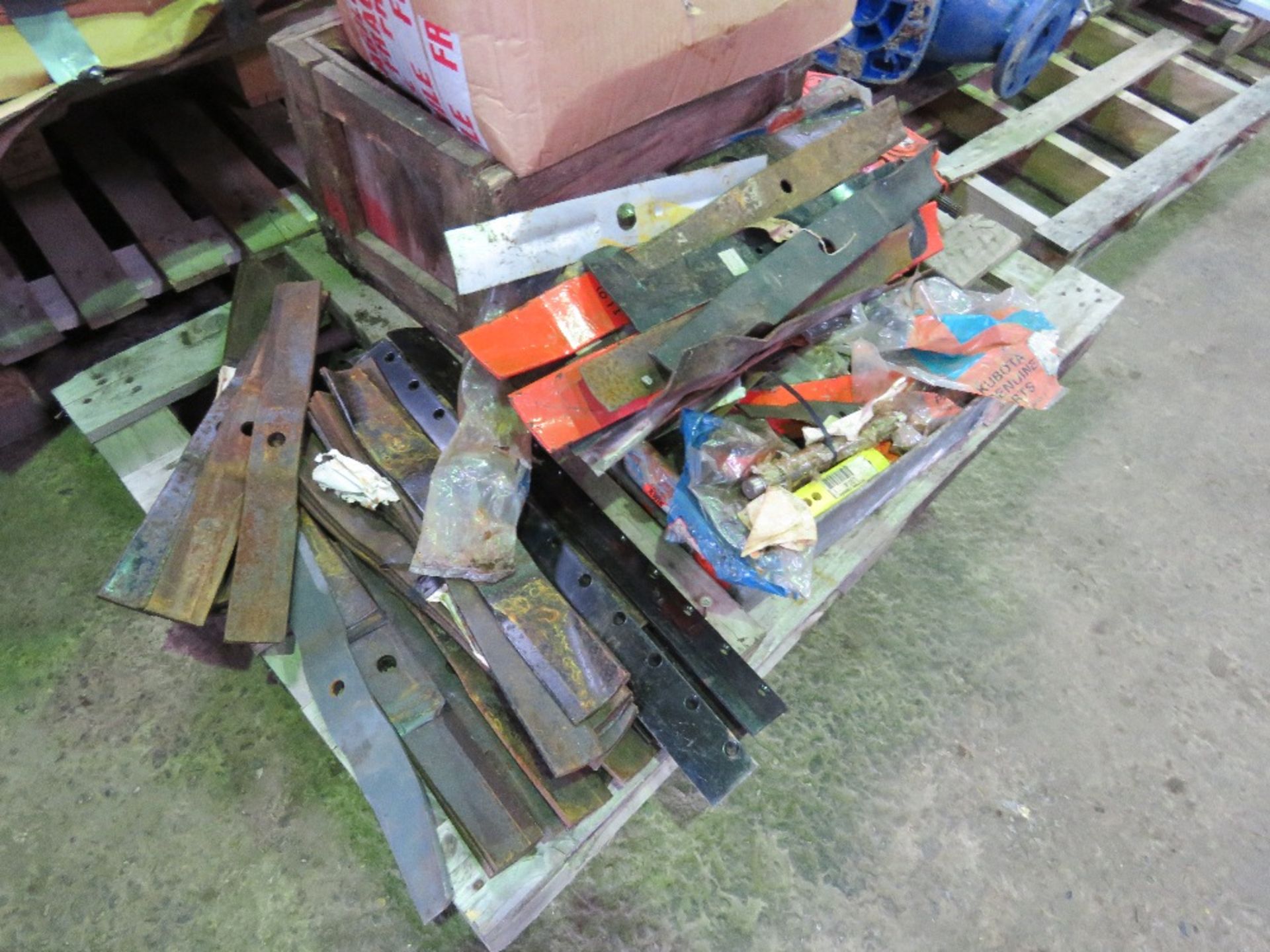 LARGE QUANTITY OF ASSORTED MOWER SPARES. THIS LOT IS SOLD UNDER THE AUCTIONEERS MARGIN SCHEME, TH - Image 2 of 8