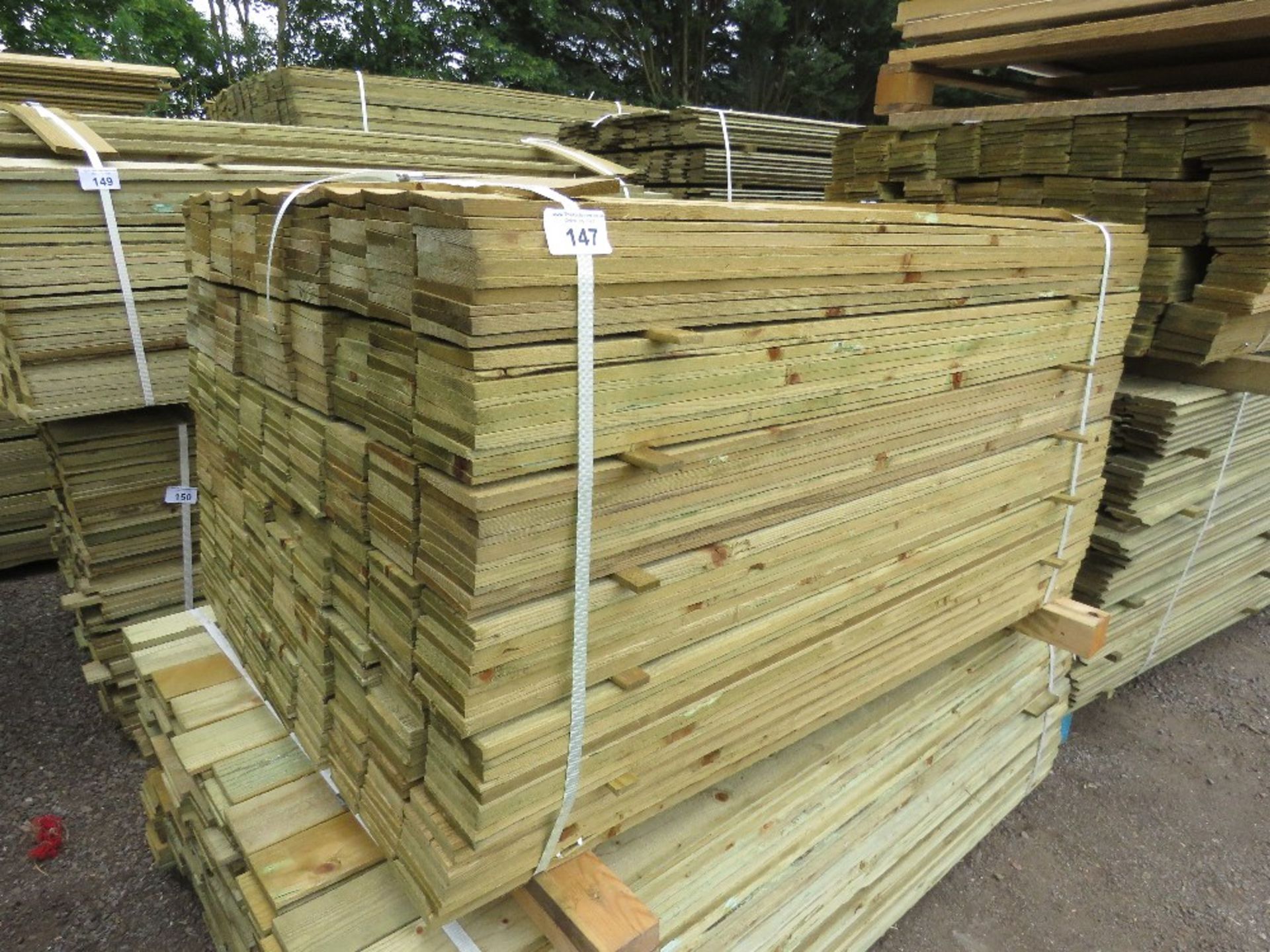 LARGE PACK OF PRESSURE TREATED FEATHER EDGE FENCE CLADDING TIMBER BOARDS. 1.35M LENGTH X 100MM WIDTH